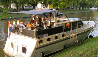 Samen verpozen op motorboot Linda