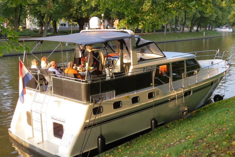 Samen verpozen op motorboot Linda.jpg