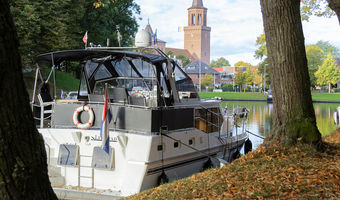 Motorboot van Yachts4U bootverhuur afgemeerd in een dorpscentrum