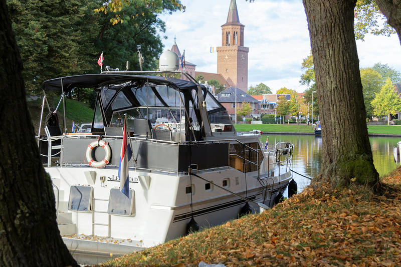 Motorboot van Yachts4U bootverhuur afgemeerd in een dorpscentrum.jpg