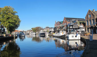 Motorboten afgemeerd in het centrum van een Friese stad