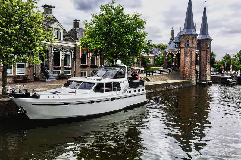 Afgemeerd in het centrum van Sneek bij de waterpoort.jpg