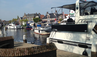 Gezellige drukte op en aan het water in de stad