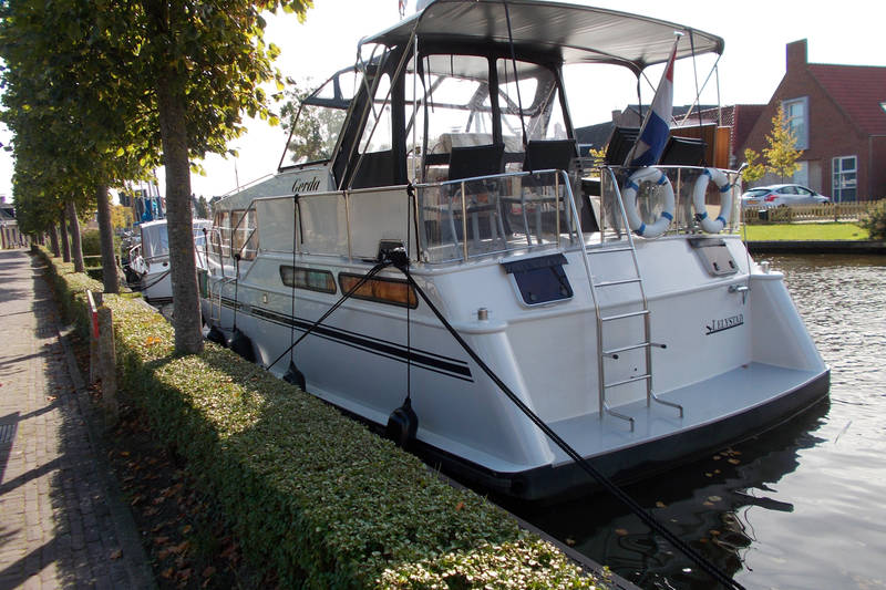 Motorboot Gerda in een woonkern afgemeerd.jpg