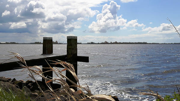 Friese meren met een steiger vanaf het land bezien.jpg