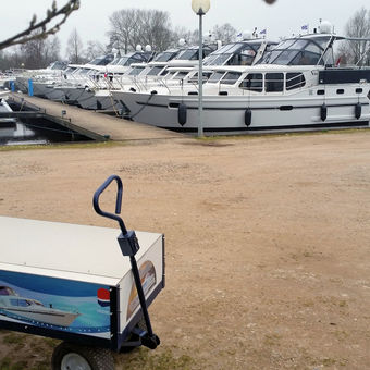 Karretje om spullen van uw auto naar de boot te brengen