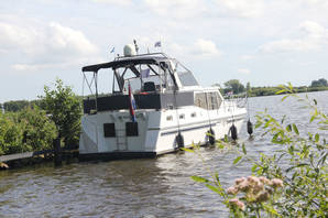 Met een motorboot onderweg tijdens de vakantie