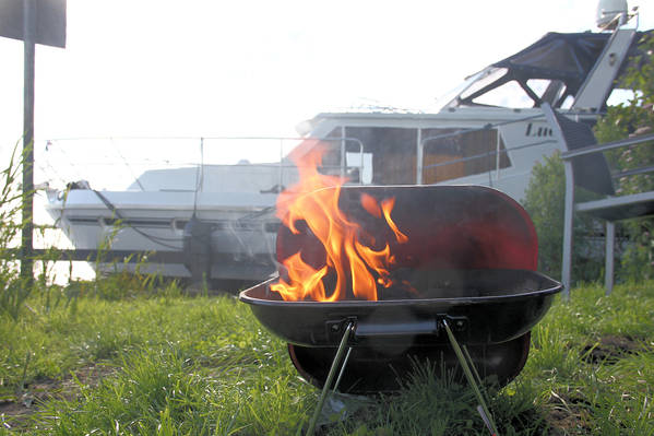 Watertanden: onze mini-barbecue met de boot op de achtergrond