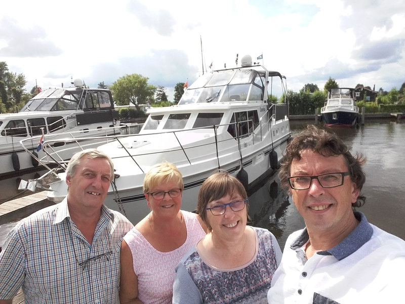 Kapitein en crew in de Yachts4U vertrekhaven in Friesland