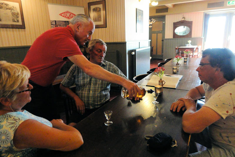 Genieten tijdens de vakantie in een Hollands café