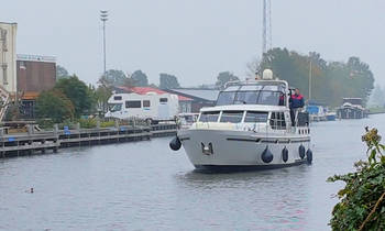 De Linda vanuit de haven onderweg naar de verwarmde hal.jpg