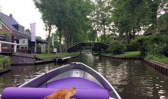 Even van de huurboot af...nu met de sloep in Giethoorn varen