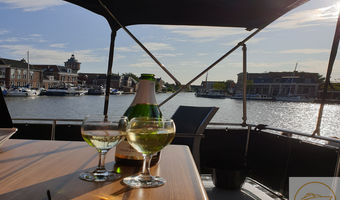 Afgemeerd in de haven genieten van een glas ....