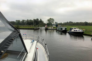 Brede boot, smal sluisje.JPG