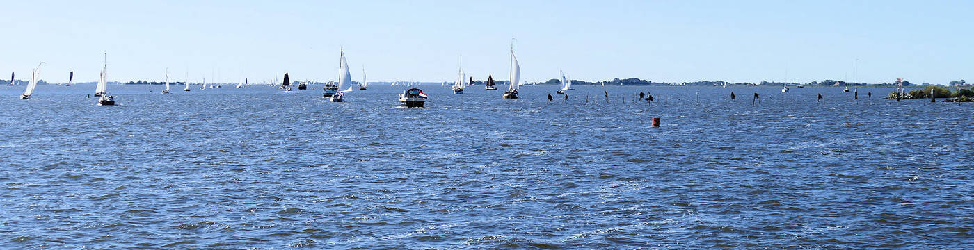 Met de huurboot over het Slotermeer varen.JPG