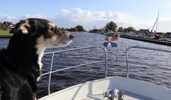 Yoshie op de uitkijk, het gaat goed. De kapitein heeft de boot onder controle