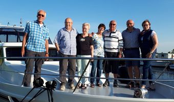 Met een grote boot met alle vrienden het water op