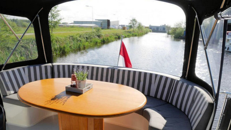 Heerlijk vanaf de mooie loungebank met elkaar genieten tijdens het varen