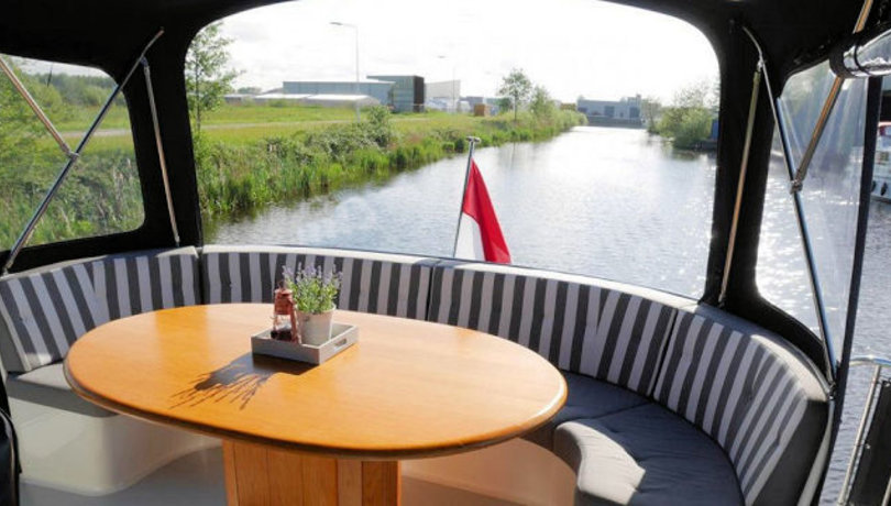 Heerlijk vanaf de mooie loungebank met elkaar genieten tijdens het varen