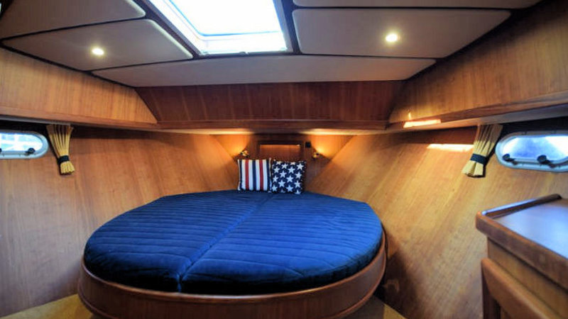 Frans bed in de slaapkajuit in de punt van de boot
