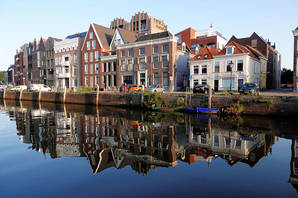 Mooie spiegeling in de gracht in Zwolle.jpg