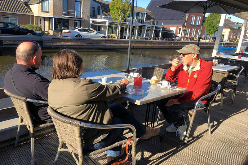 Na de teruggave van de boot altijd even afsluiten bij de Dikke Tut!.jpg