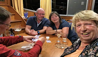 Een ruime salon om samen 's avonds een potje te kaarten