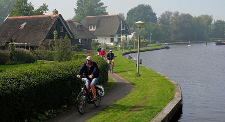 Met de fiets vanaf de boot Veel fietsers langs de Kalenbergergracht.jpg