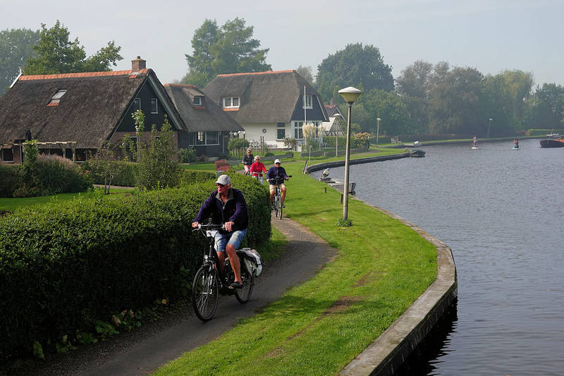 Veel fietsers langs de Kalenbergergracht.jpg