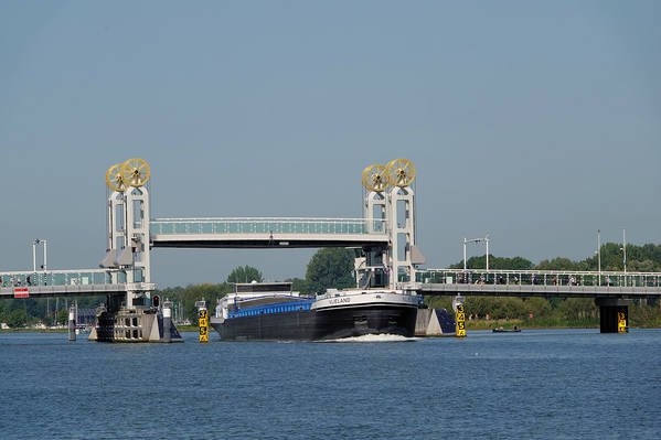 Vrachtverkeer op de IJssel bij de “Gouden-Wielen Brug” in Kampen.jpg