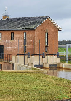 Mooi gemaal tussen onze vertrekhaven en Ossenzijl