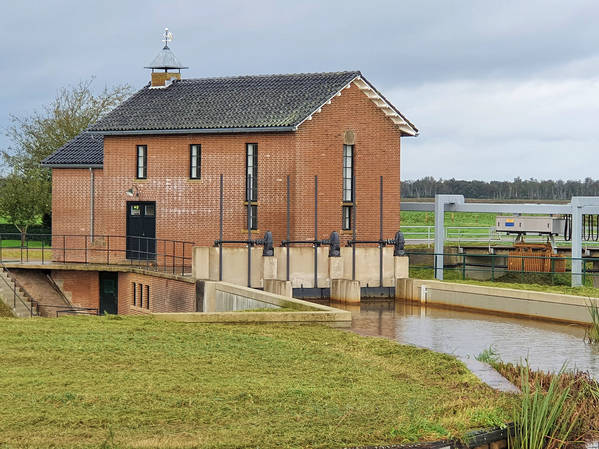 Mooi gemaal tussen onze vertrekhaven en Ossenzijl.jpg