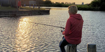 Angeln beim Sonnenuntergang in Heerenveen.jpg