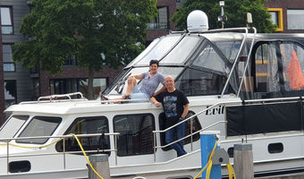 Een echtpaar bij de door hun gehuurde boot