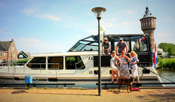 Met de gehuurde boot op de achtergrond poseren voor de foto