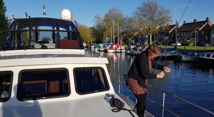 Vissen vanaf de boot tijdens uw vaarvakantie Mijn vrouw en zoonlief probeerden een paar vissen uit het meer te trekken.jpg