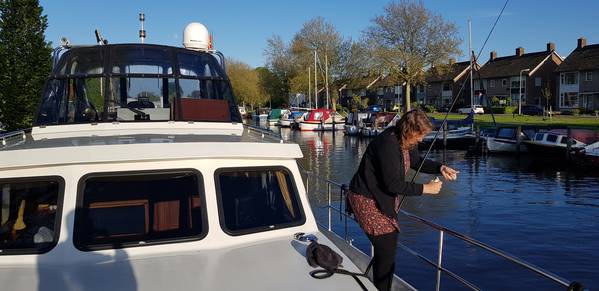 Mijn vrouw en zoonlief probeerden een paar vissen uit het meer te trekken.jpg