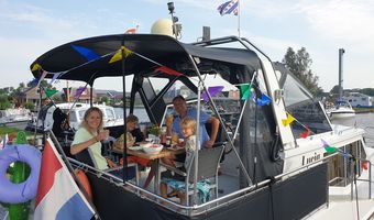 Een grote boot, een ruim achterdek, een groot gezelschap