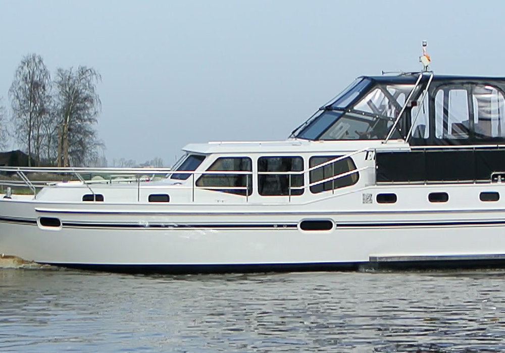 Een familie- en gezinsboot met zonnedek