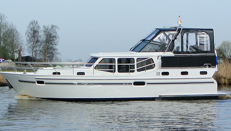 Een familie- en gezinsboot met zonnedek