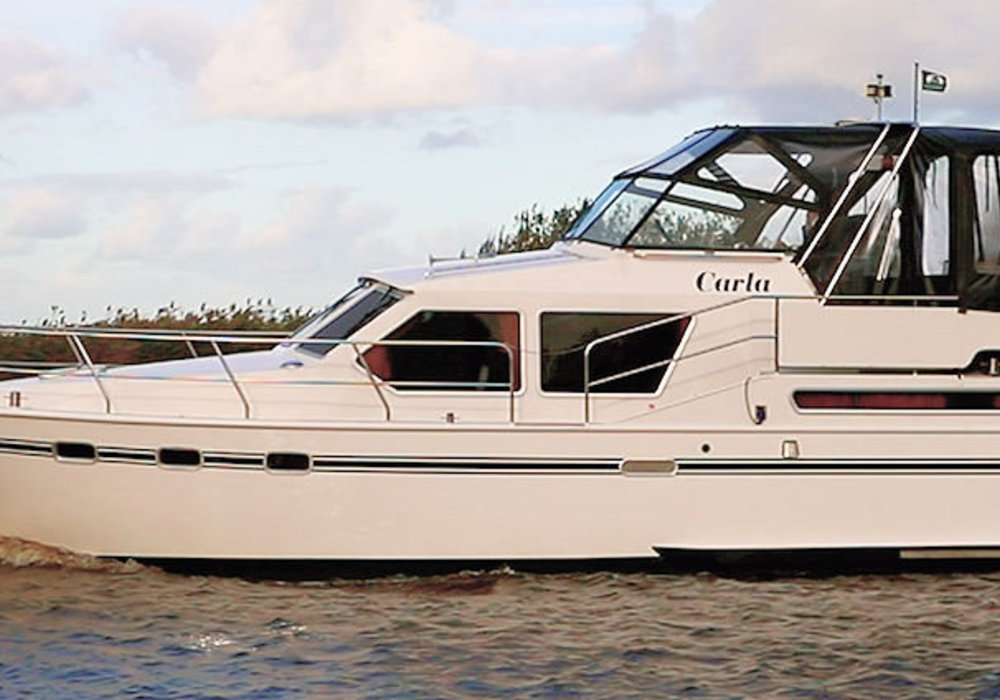 De boot Carla. Deze motorboot van Yachts4U is 11 meter lang