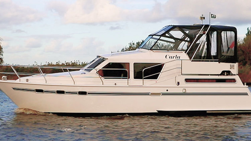 De boot Carla. Deze motorboot van Yachts4U is 11 meter lang