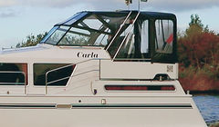 Het jacht Carla. Dit motorjacht van Yachts4U is 11 m lang met een tent over het achterdek die aan alle kanten volledig afsluitbaar is.