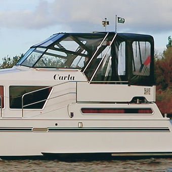 Het jacht Carla. Dit motorjacht van Yachts4U is 11 m lang met een tent over het achterdek die aan alle kanten volledig afsluitbaar is.