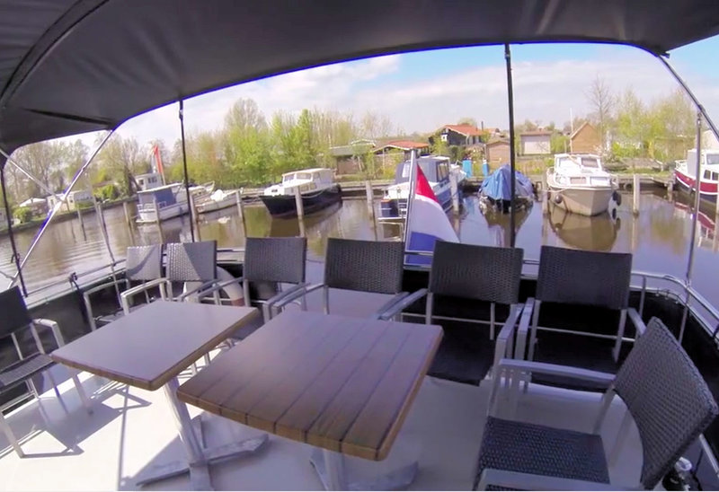 Het achterdek van de boot Linda