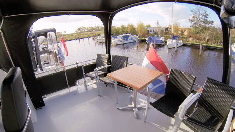 Het achterdek van de boot Reina