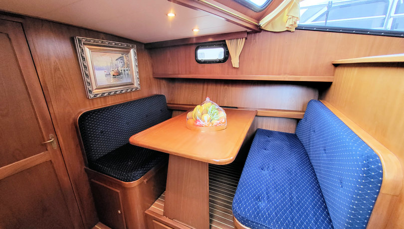 Dinette van de boot Julia 