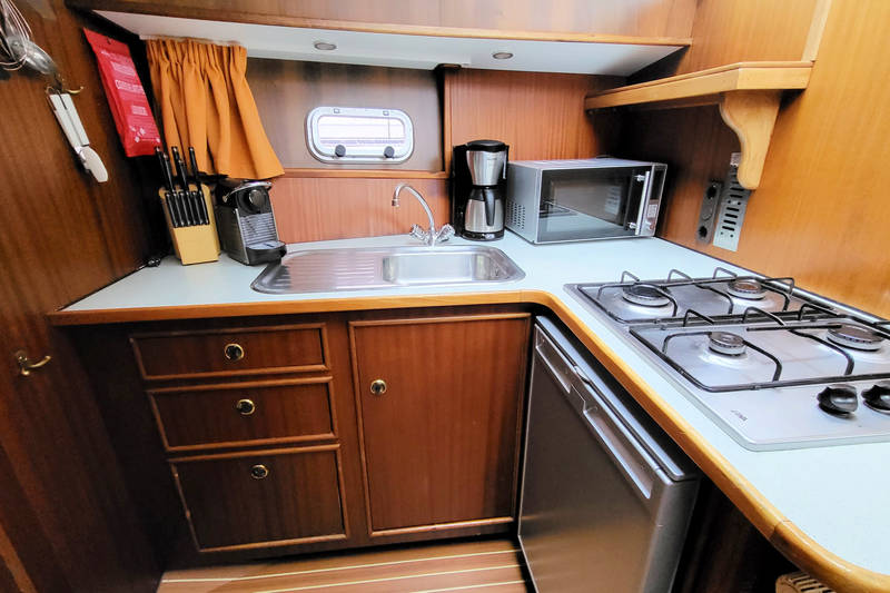 Kombüse der Motoryacht Carla mit Gasherd, Mikrowelle und Kühlschrank.jpg