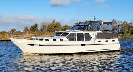 Luxuriöses Boot mit komplett verschließbarem Achterdeck mit einem schönen Lounge-Sofa.jpg