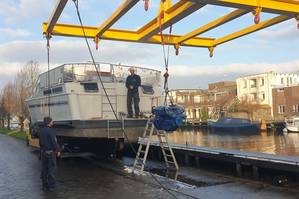 De nieuwe motor van de Gerda wordt aan boord gehese